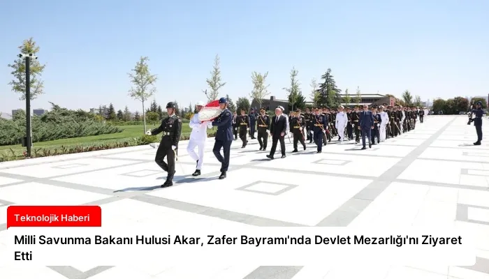 Milli Savunma Bakanı Hulusi Akar, Zafer Bayramı’nda Devlet Mezarlığı’nı Ziyaret Etti